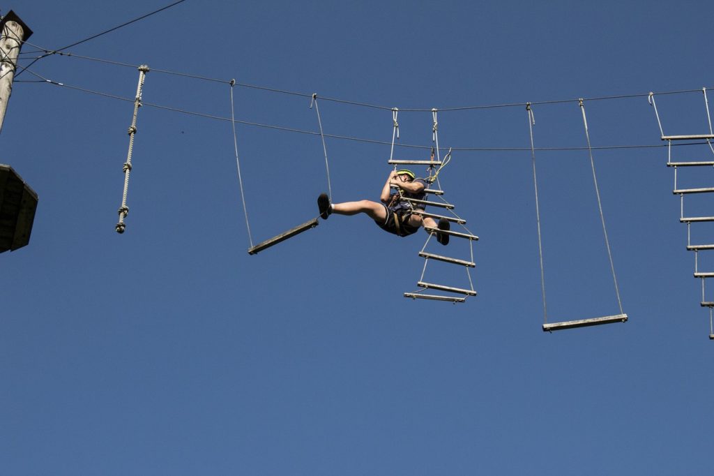 homme en pleine acrobatie d'accrobranche